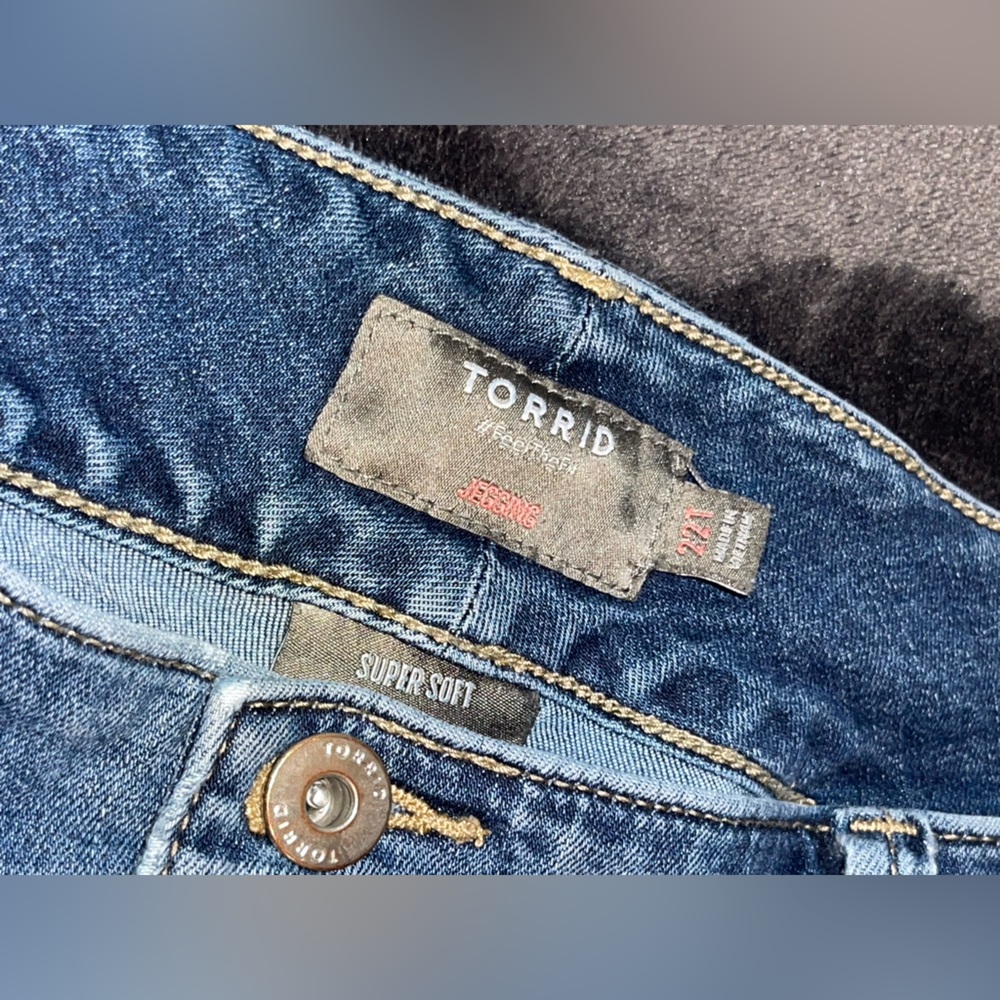 TORRID 22T distressed super soft high rise jegging - Picture 4 of 8